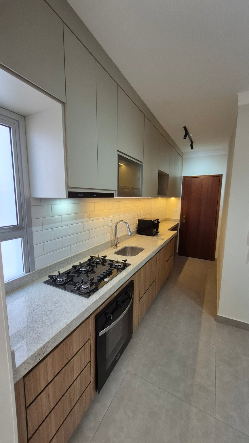 Cozinha com LED e vidro — projeto RE Vitória; imagem sem vínculo com o condomínio.