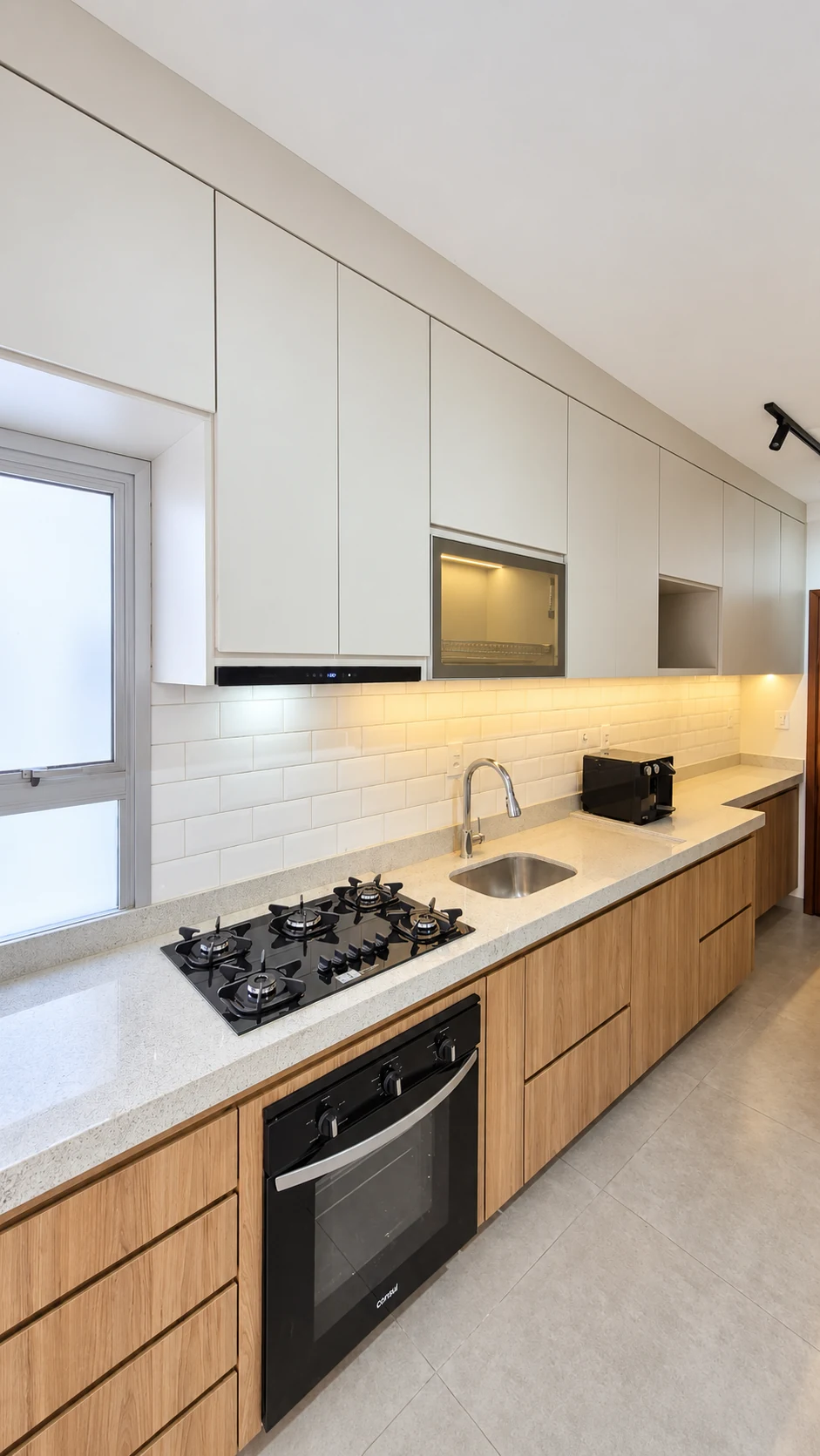Cozinha RE Vitória com LED, vidro e frentes amadeiradas — acabamento contemporâneo