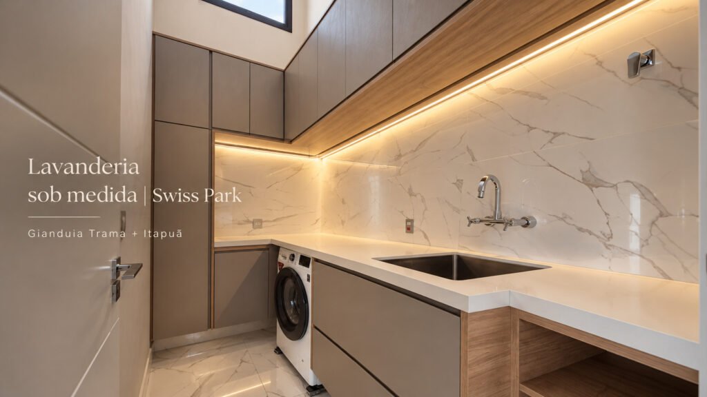 Lavanderia executada pela RE Vitória no Swiss Park com armários em MDF Gianduia Trama e Itapuã, bancada em L e iluminação LED quente